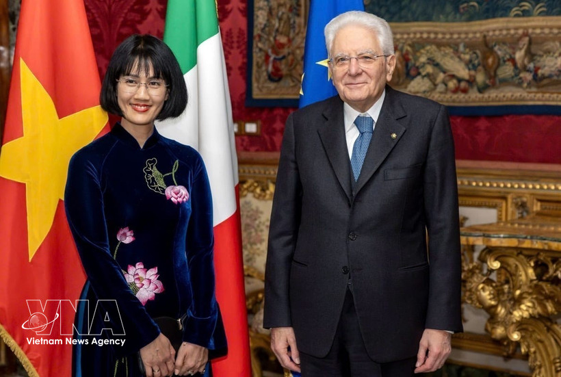 越南驻意大利共和国特命全权大使阮方英向意大利总统塞尔焦·马塔雷拉递交了国书。图自越通社