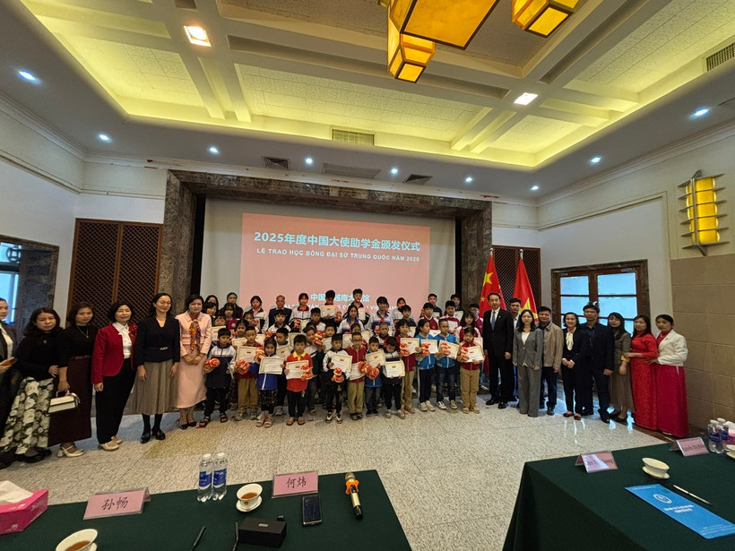 中国驻越南大使馆在河内举行2025年度“中国大使助学金”颁发仪式。图自越通社