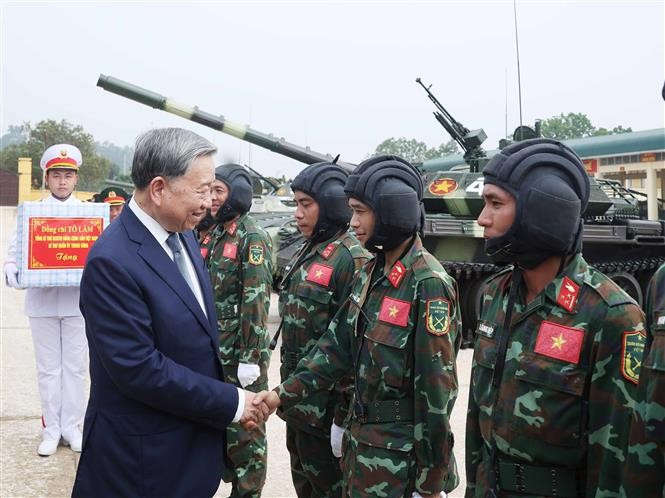 越共中央总书记、中央军委书记苏林和国防部装甲兵种战士。图自越通社