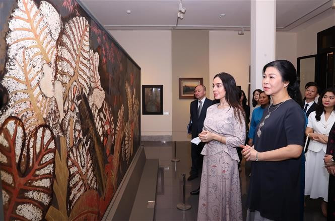 越共中央总书记苏林的夫人吴芳璃与盖达尔·阿利耶夫基金会副主席莱拉·阿利耶娃参观越南美术博物馆。图自越通社