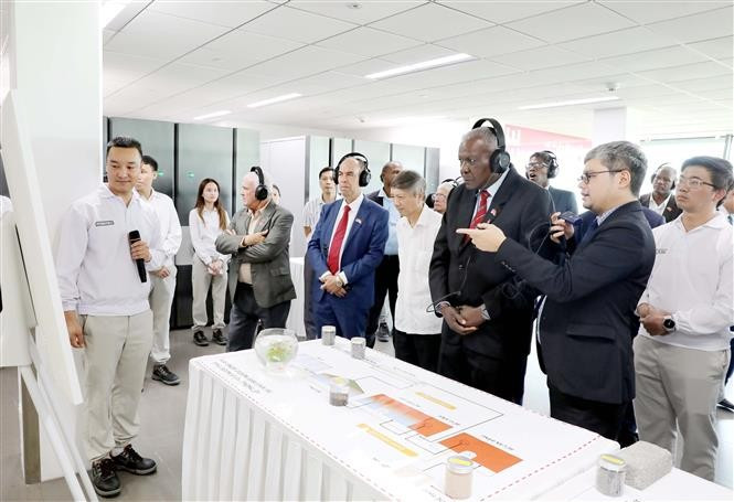 古巴全国人民政权代表大会主席探访兴安省升龙Ⅱ号工业区。图自越通社