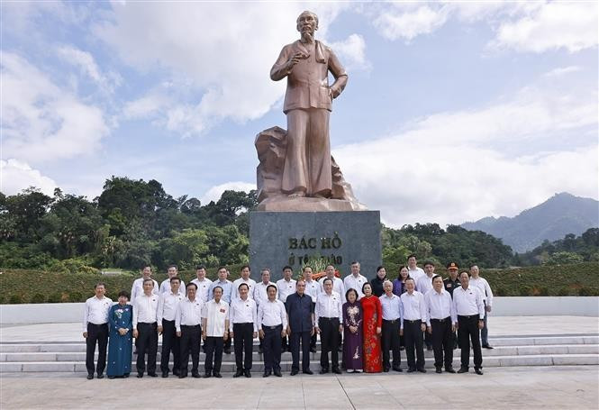 越南国会主席陈青敏、原越共中央总书记农德孟和代表团在胡志明主席塑像前上香。图自越通社