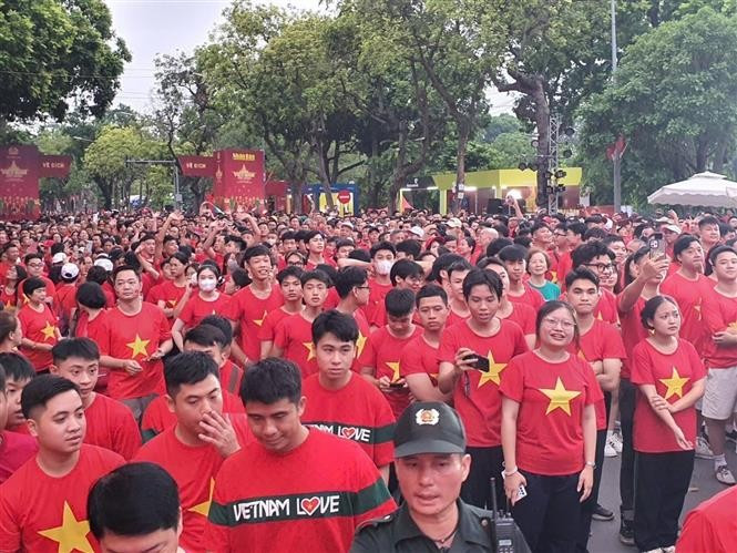 “与越南一同前进”全国徒步活动吸引许多人参加。图自越通社