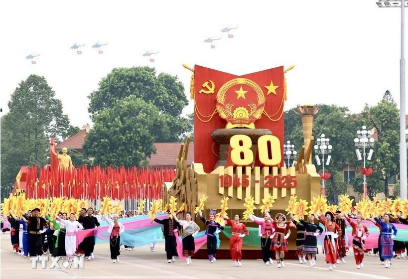 庆祝越南国庆80周年的盛大阅兵游行活动在河内举行。图自越通社
