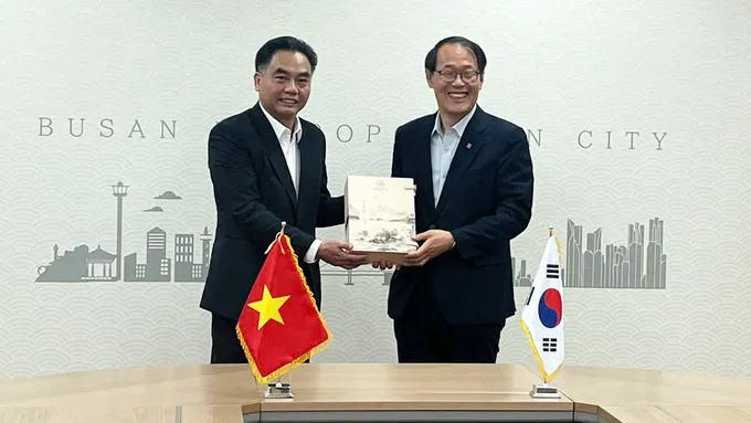 胡志明市人民委员会副主席阮禄河和韩国釜山市副市长李俊承。图自sggp.org.vn