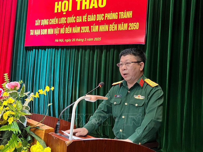 越南国家地雷行动中心副主任黎光和大校发表讲话。图自越通社