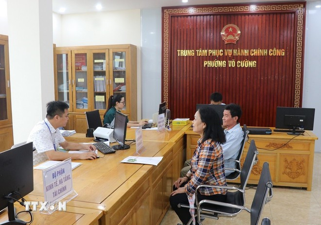 北宁省居民在武强坊行政服务中心办理行政手续。图自越通社