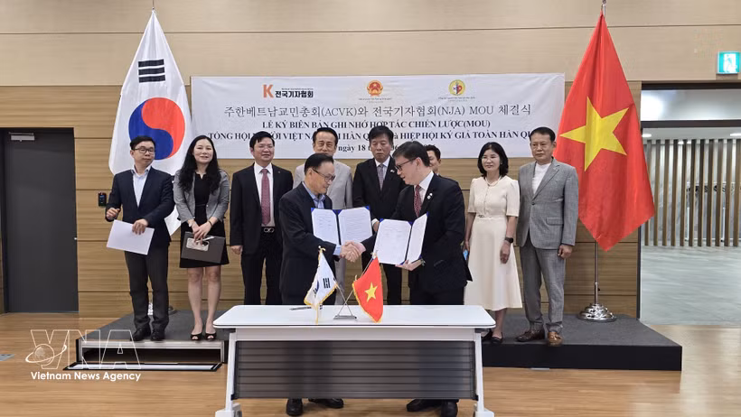 旅韩越南人总会与韩国记者协会签署合作备忘录。图自越通社
