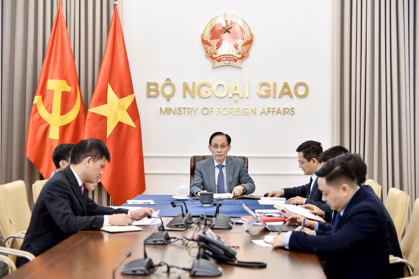 越南外交部长黎怀忠与欧盟委员会副主席兼欧盟外交与安全政策高级代表卡雅·卡拉斯（Kaja Kallas）通电话。越南外交部供图