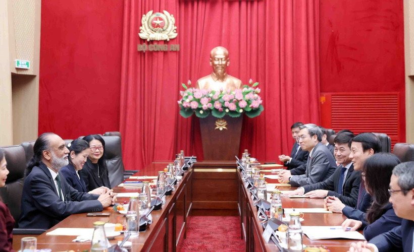 越共中央政治局委员、公安部部长梁三光大将会见联合国副秘书长、联合国秘书长技术特使阿曼迪普·辛格·吉尔。图自越通社