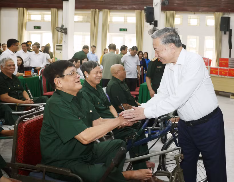 7月15日，越共中央总书记苏林前往北宁省顺城伤残军人护理中心看望慰问伤残军人。图自越通社