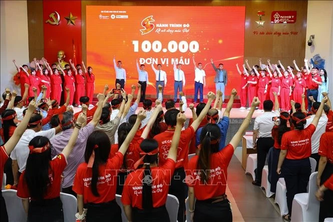 5月30日，2025年“红色之旅” 无偿献血活动开幕式在越南中央血液学与输血医学院举行。图自越通社