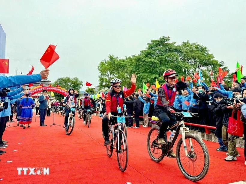 附图：题为"跨境骑行，友谊同行"的自行车友谊赛。图自越通社