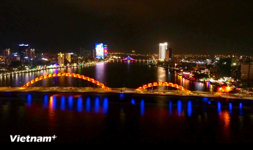 岘港市翰江两岸的夜晚。图自Vietnam+
