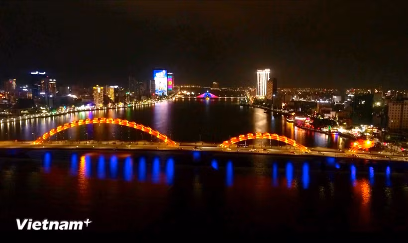 岘港市翰江两岸的夜晚。图自Vietnam+