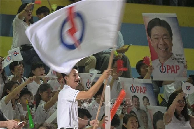人民行动党 (PAP) 支持者等待大选结果。图自新华社