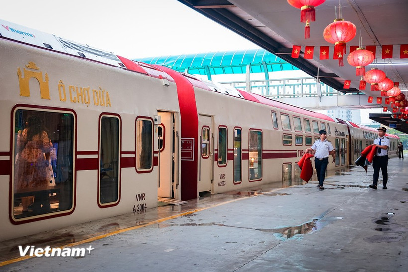 河内五城门文化遗产列车（The Hanoi Train）正在吸引众多游客前来体验。图自越通社
