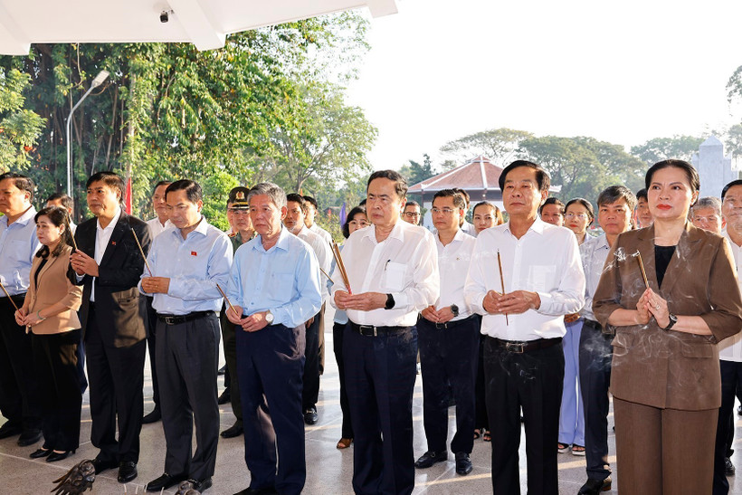越南国会主席陈青敏和工作代表团在阮生色副榜坟墓上香。图自越通社