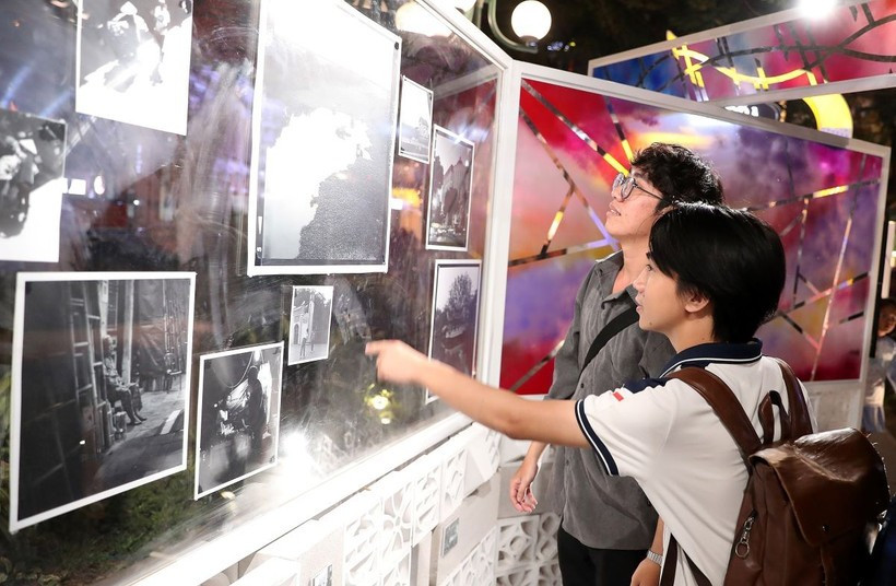 首都居民参观创新设计节。图自越通社