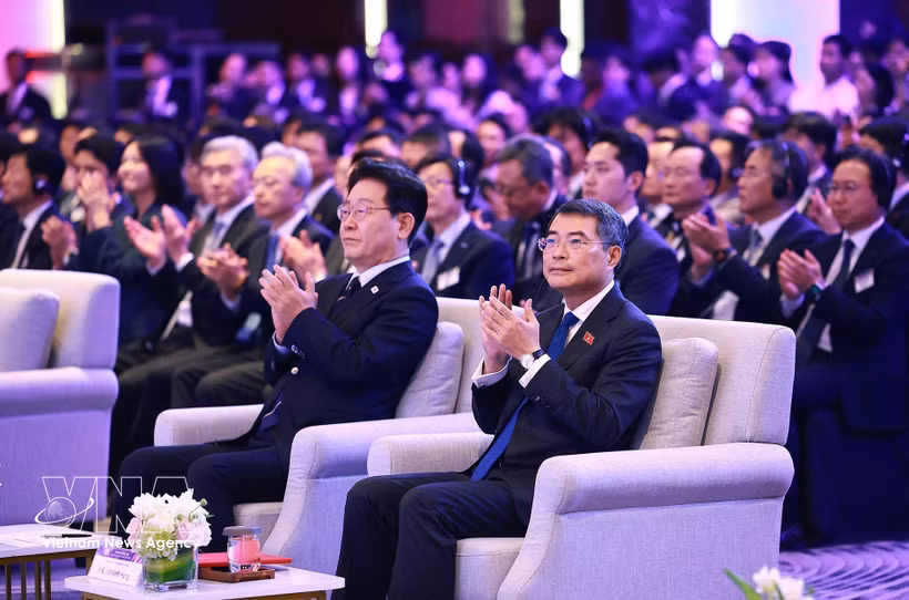 越南政府总理黎明兴与韩国总统共同出席越韩经济论坛。图自越通社
