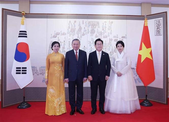 越共中央总书记苏林和夫人与韩民国总统李在明和夫人合影。图自越通社