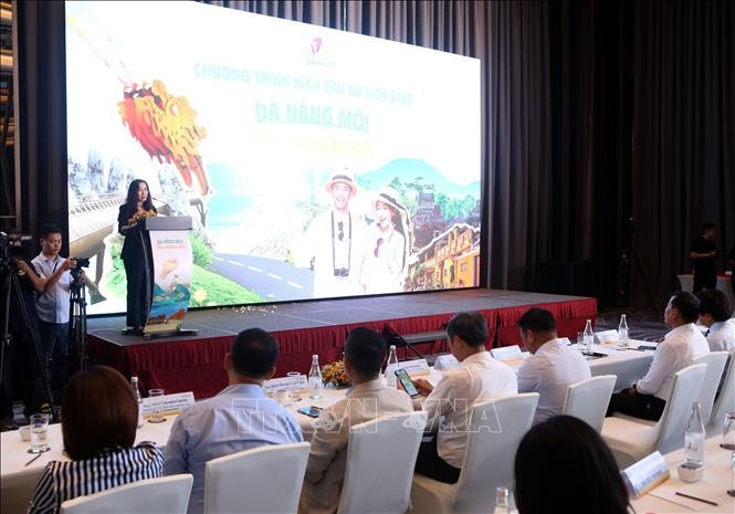 8月15日，岘港市文化、体育与旅游局联合举办促销活动，吸引游客在2025年下半年前往韩江沿岸城市。图自越通社