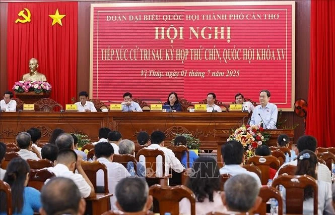 越南国会主席陈青敏在国会第九次会议后开展选民接待活动。图自越通社