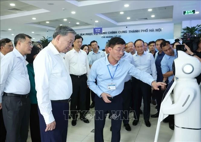 越共中央总书记苏林前往河内市市公共行政服务中心，视察基层两级政府的运行情况。图自越通社