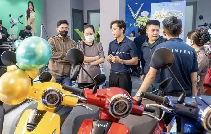 顾客亲临VFXanh门店体验电动摩托车。图自sggp.org.vn