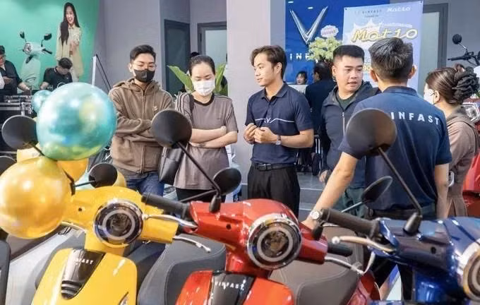 顾客亲临VFXanh门店体验电动摩托车。图自sggp.org.vn