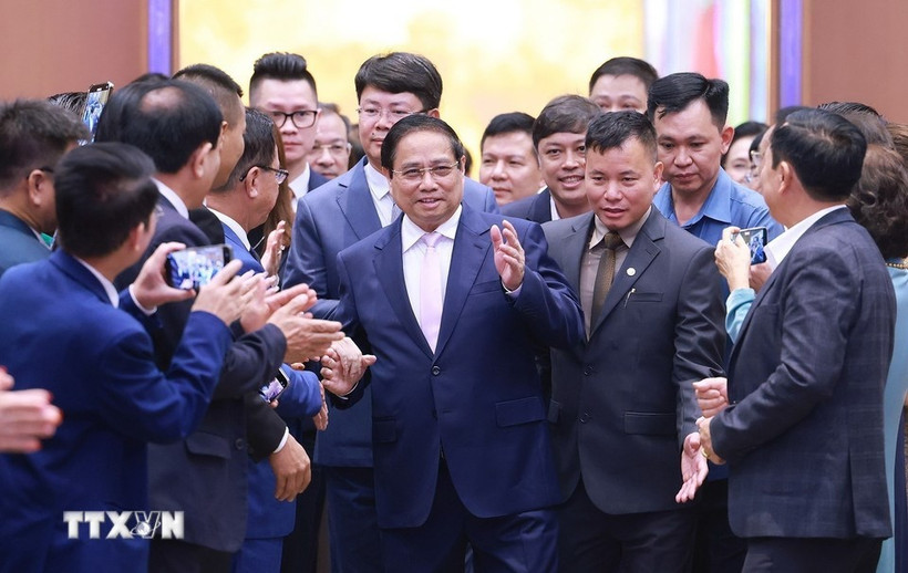 5月31日上午，政府总理范明政与企业举行座谈，讨论如何有效落实越共中央政治局关于发展民营经济的68-NQ/TW号决议。图自越通社