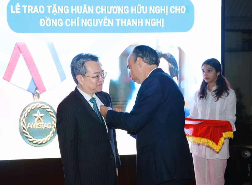 古巴向越共中央政策战略部部长阮青毅授予友谊勋章