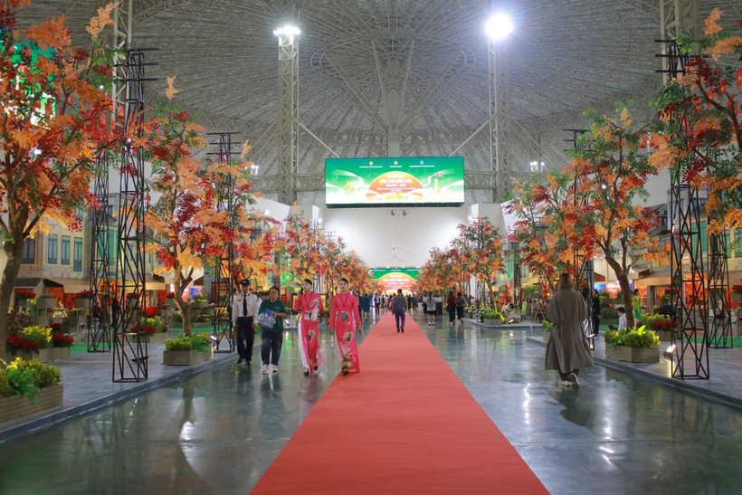 2025年秋季博览会总展览面积超过13万平方米，设有5个主题展区，超过3000个标准展位。图自Vietnam+