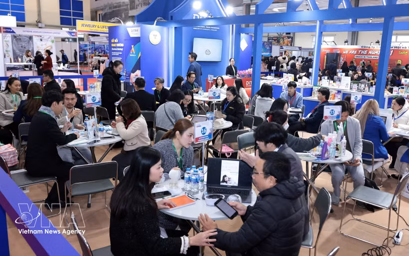 越南与泰国企业在2026年泰国商品周期间对接沟通。图自越通社