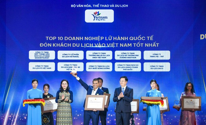 LuxGroup 首席执行官范何荣获越南最佳接待游客国际旅行社奖。图自Vietnam+