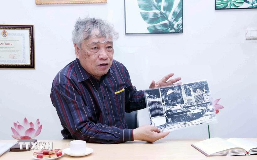 原越通社社长陈梅享分享其照下图片《解放军坦克驶入独立宫——1975年4月30日中午》有关故事。图自越通社