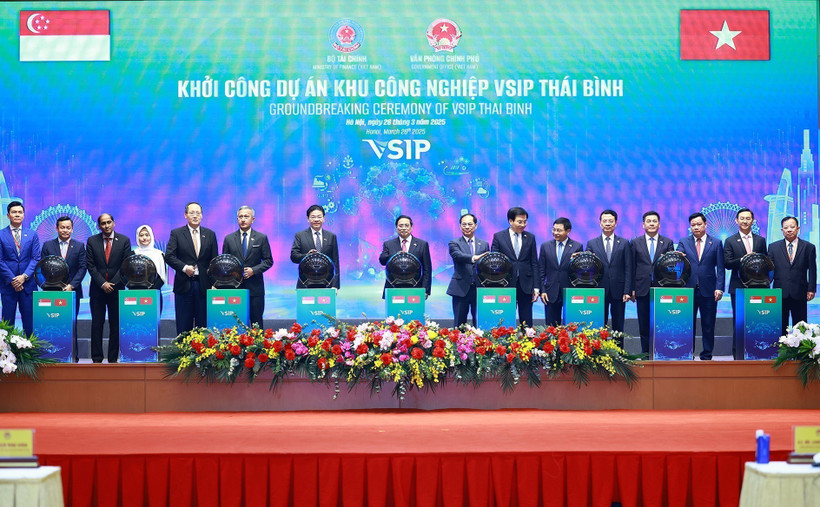 越南政府总理范明政与新加坡总理黄循财共同出席了越南-新加坡太平工业园区（VSIP太平）开工仪式。图自越通社