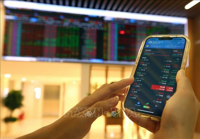 今日股市：银行和证券板块上涨助力VN-Index夺回53点 涨幅3.32%。图自越通社