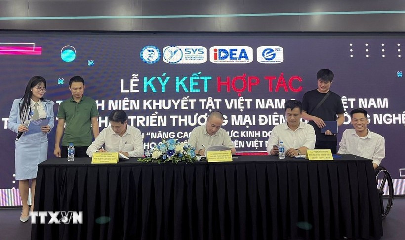 越南青年创业支持中心（SYS Vietnam）、越南工贸部电子商务和数字经济局下属的电子商务和数字技术发展中心（eComDX）与越南残疾青年协会在河内举行了全面合作计划签字仪式。图自越通社