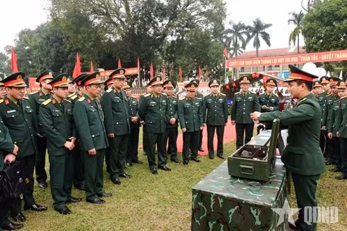 国防部和河内首都司令部领导参观692团服务训练的技术改进项目（图片来源：人民军队报）
