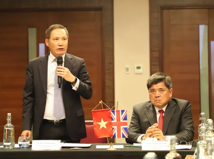 越南驻英国大使杜明雄发表讲话。图自越通社