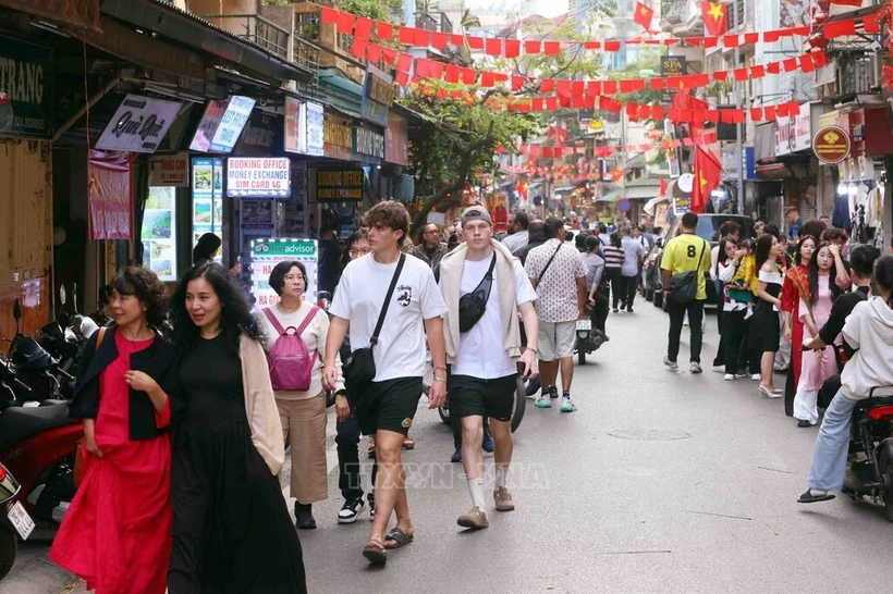 正月初三游客游览悠闲地游览河内街头。图自越通社