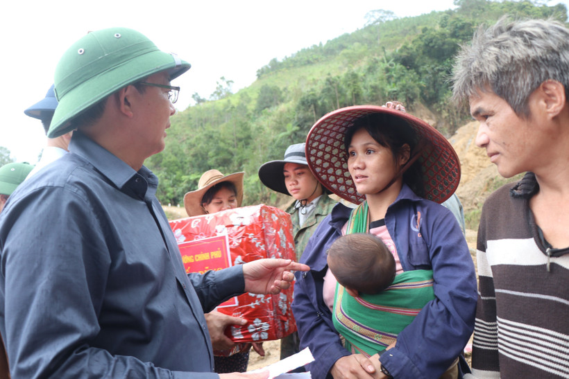 越南政府副总理胡国勇向玉岭乡受灾群众赠送慰问品。图自越通社