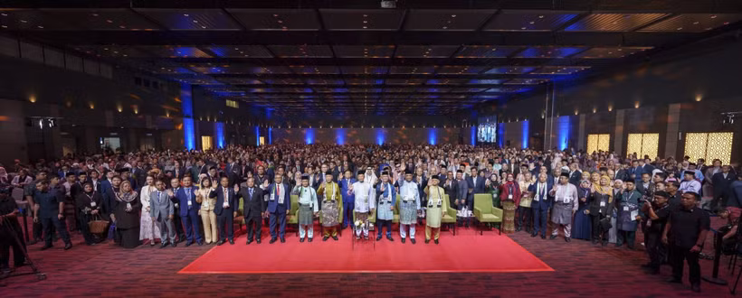 9月19日上午，越南政府副总理陈红河与各国领导人出席了2025年全球清真峰会（GHAS 2025）开幕式。图自越通社