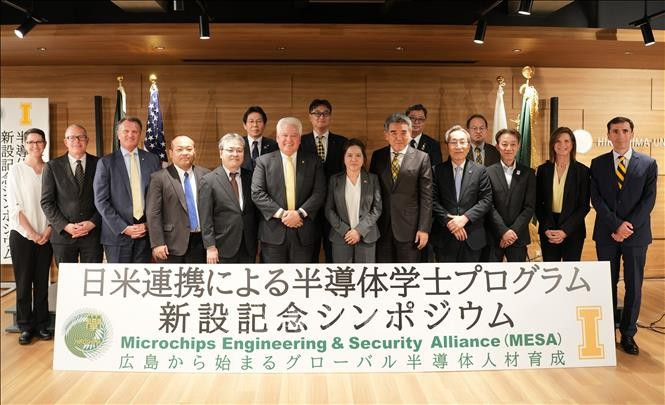 越南驻福冈总领事武芝梅、日本广岛大学校长越智光夫（Mitsuo Ochi）教师、美国爱达荷大学校长斯科特·格林（Scott Green）等代表合影。图自越通社