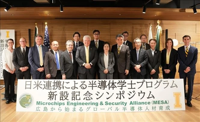 越南驻福冈总领事武芝梅、日本广岛大学校长越智光夫（Mitsuo Ochi）教师、美国爱达荷大学校长斯科特·格林（Scott Green）等代表合影。图自越通社