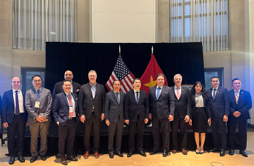 出席“连接越南”活动的代表合影。图自越通社