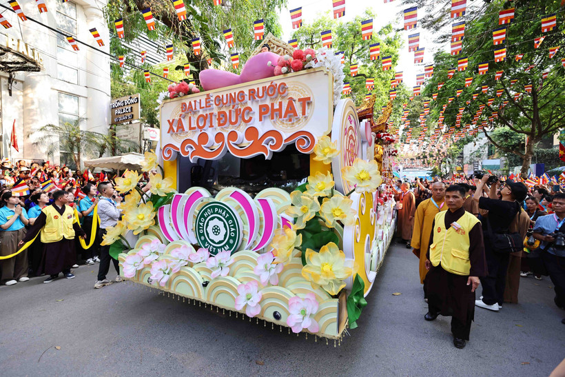 印度国宝释迦牟尼佛舍利恭迎到河内馆使寺。图自越通社