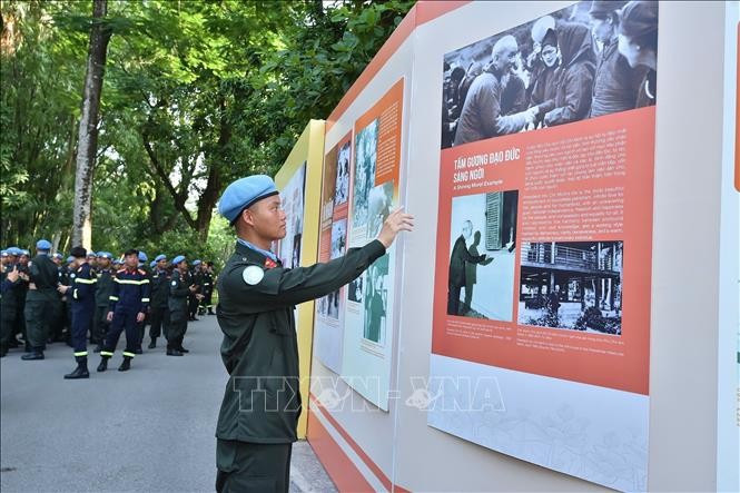 参加纪念八月革命和九·二国庆80周年阅兵游行的战士参观胡志明遗迹区。图自越通社