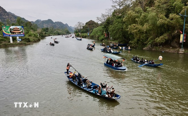 游客前往香寺时不仅能踏上朝佛之旅，还可泛舟于山水之间，尽览春日胜景。图自越通社